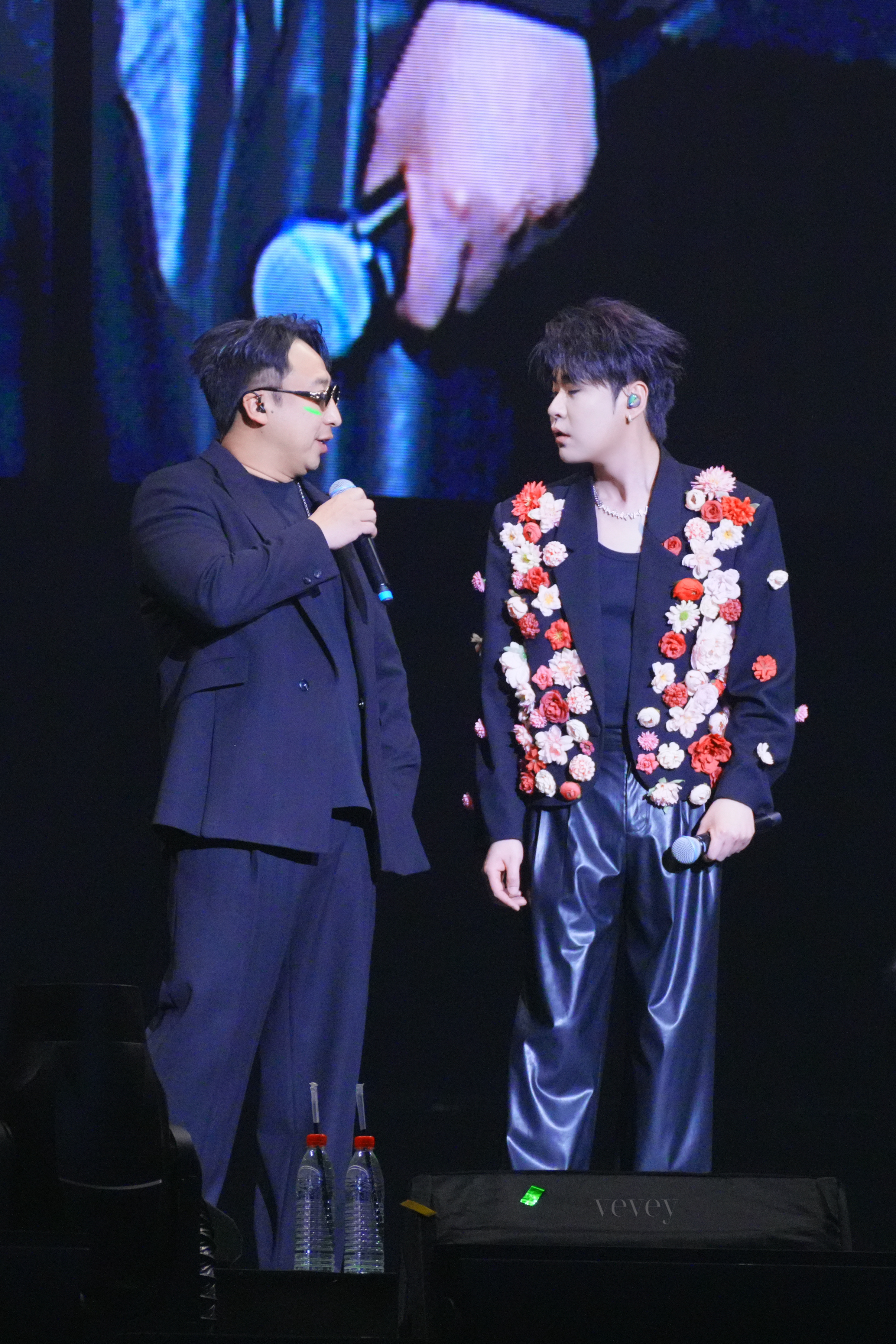 张云雷靠近你演唱会龚琳娜张云雷新歌挽红纱 8月1日就要来了 把上一场的图清一下！