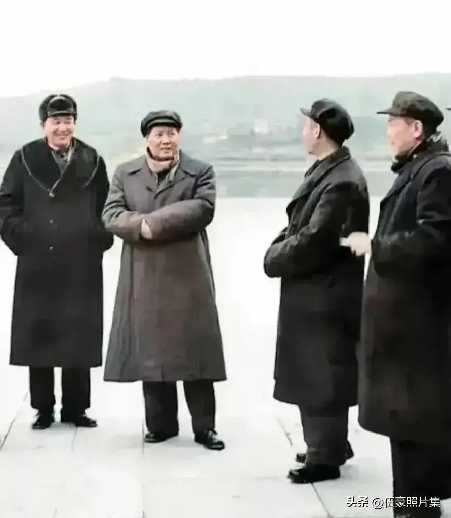 1953年2月中旬，毛泽东主席在时任公安部部长罗瑞卿（左一）与时任湖北省委书记兼