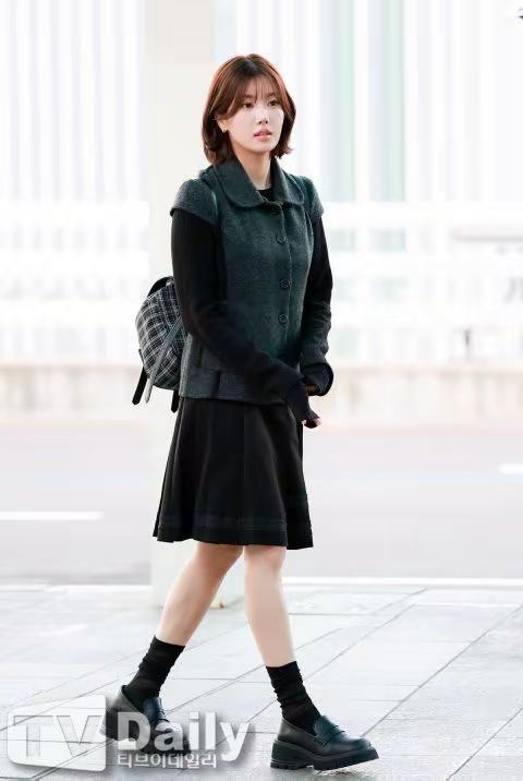 权恩妃全黑优雅现身机场。权恩妃全黑优雅现身机场，飞越南参加2025 WaterB