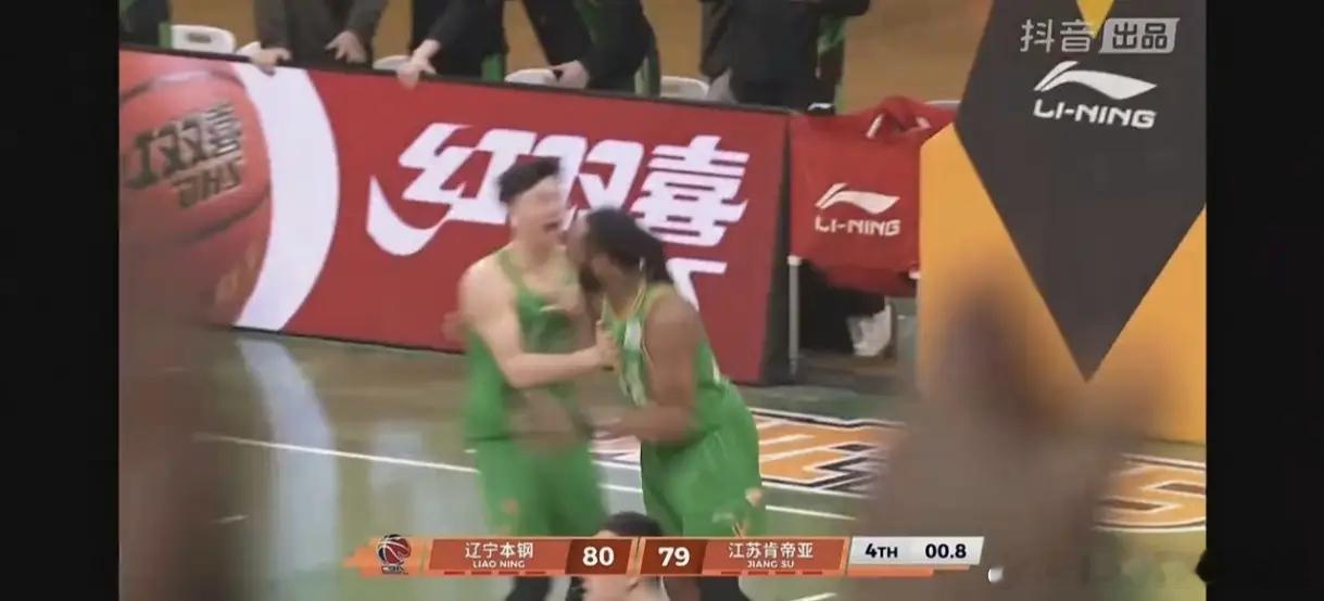 回看这个球的时候笑死我了🤣还在替补席的手帝冲上来跟威尔斯庆祝 这也是被裁判吹T