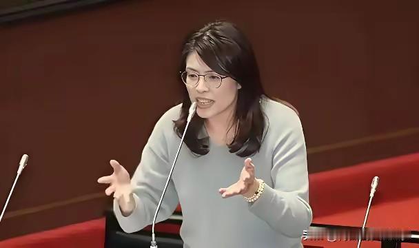 郑丽文4月刚从大陆带走十项惠台大礼包，转头就高调官宣6月赴美14天。
近日，郑丽