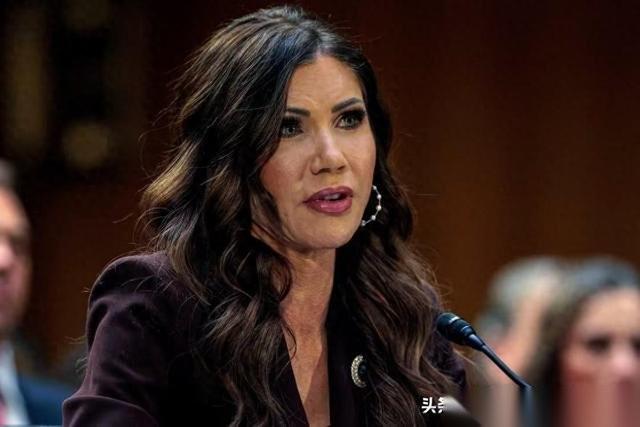 据NBC周四晚上的报道，特朗普终于摊牌了：正式撤换国土安全部部长诺姆，让马克韦恩