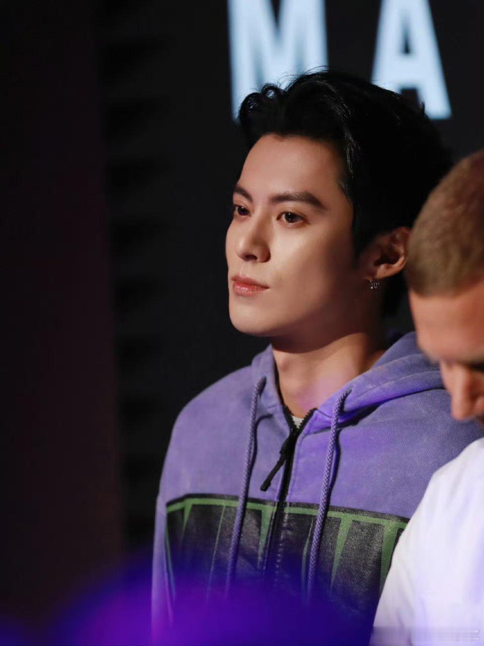 王鹤棣古装现代装两个大男孩赛道都绝杀浓颜系长相太绝了 