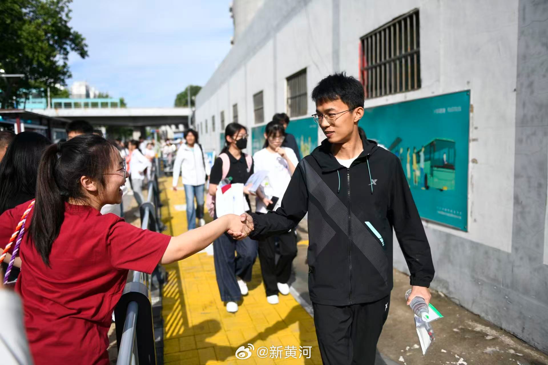 【#高考第一天暖心送考瞬间#】6月7日，高考第一天，全国1290万考生奔赴考场。