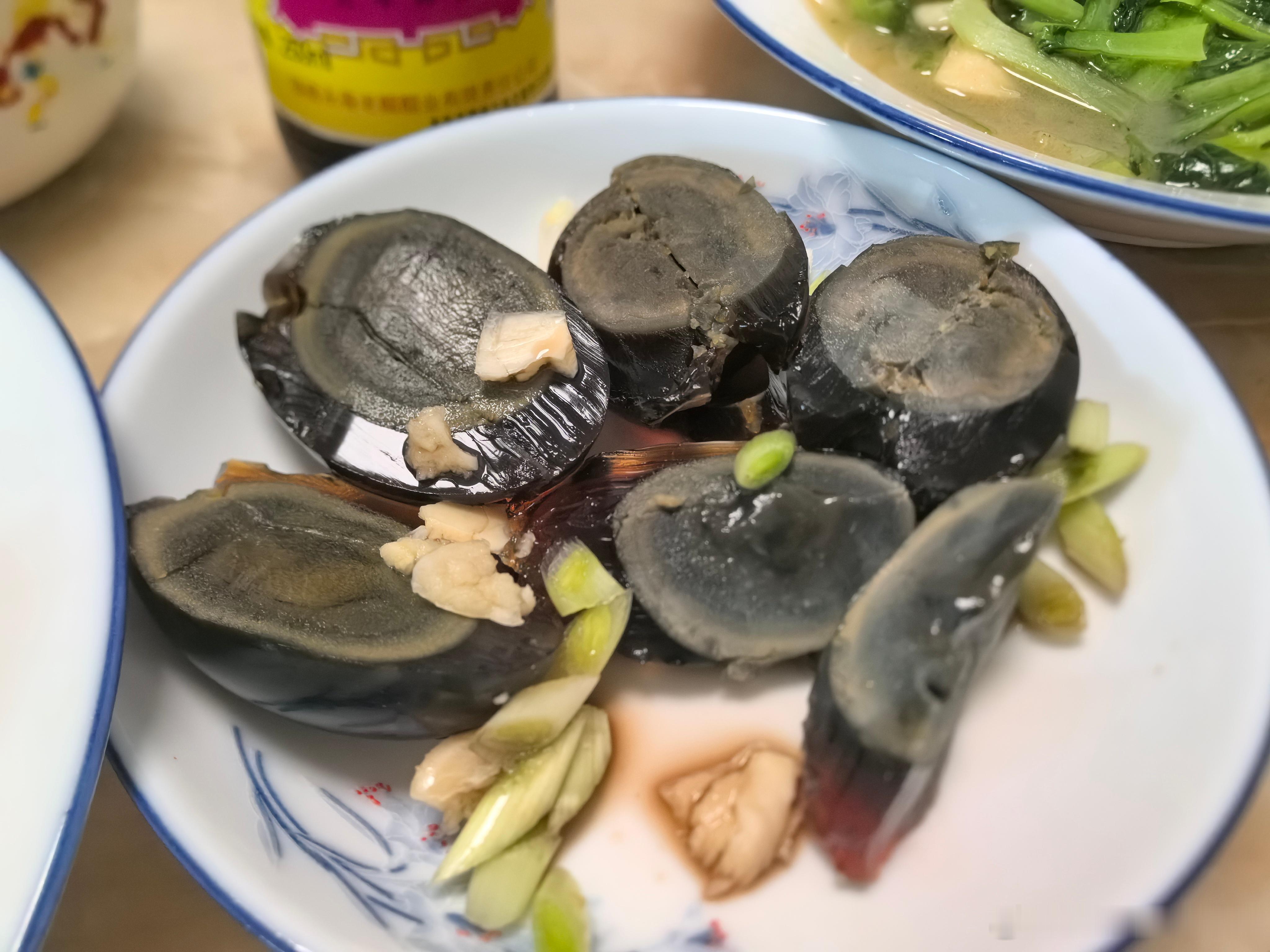 我公公做的这个啤酒🍺牛排🥩真的好吃爆了！然后我真的好喜欢吃皮蛋～[二哈]l酱