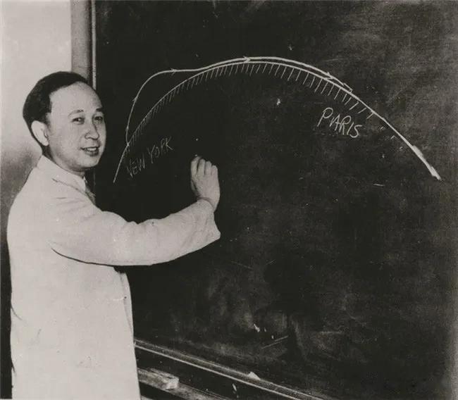 1956年，一学生问钱学森：“钱老师，中国的饭好吃还是美国的饭好吃？”钱学森意味