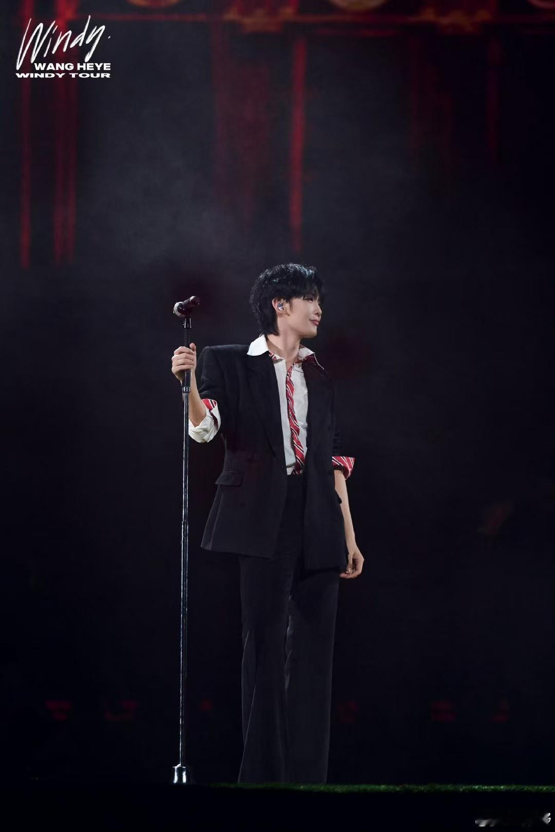 王赫野这是真披哥很难不被王赫野戳到，镜头前是气场强大的歌手，后台感冒裹着毛巾乖乖