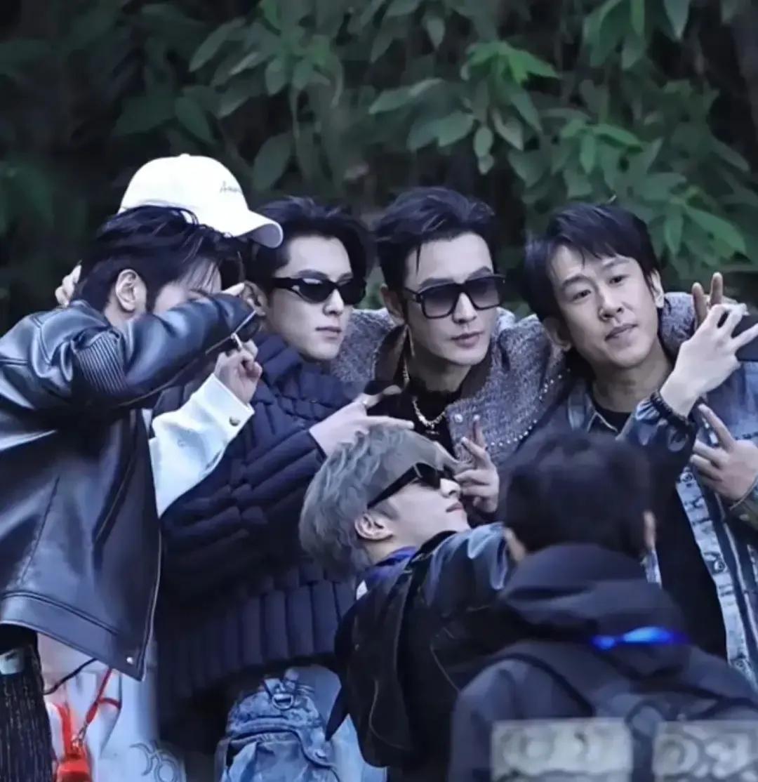 黄晓明一个70后跟85后，90后甚至00后一起合影，状态看着一点也不比他们差，保