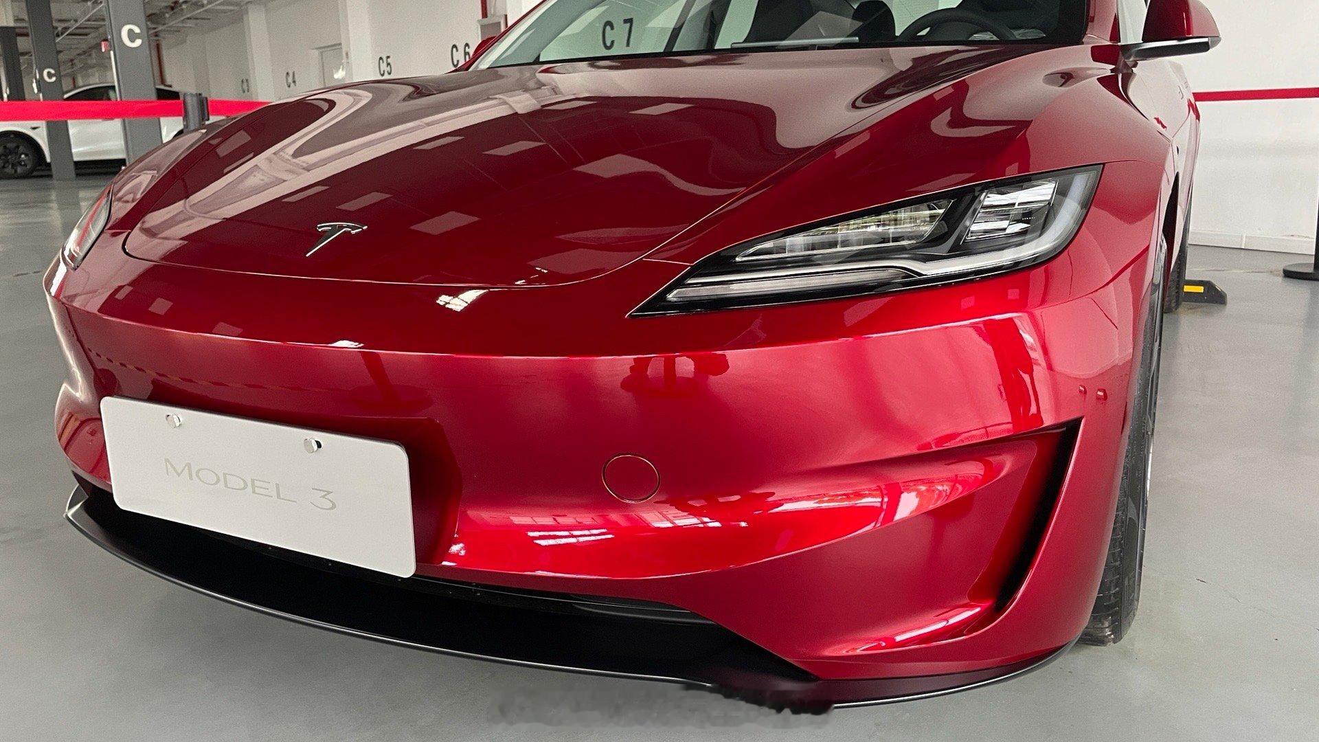 今天来静态品鉴特斯拉Model 3高性能版，performance字样不见了，取