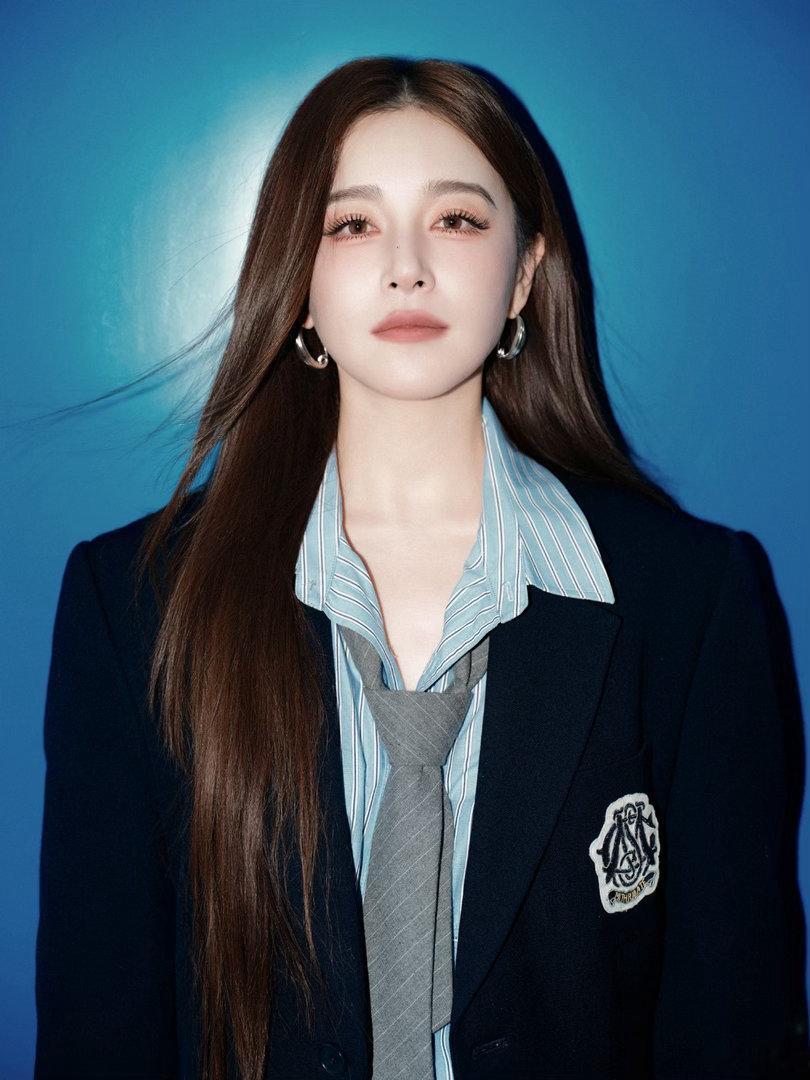 阚清子学姐你太美好了阚清子美式学院证件照 冷调蓝背景下的阚清子太出片了！慵懒长发