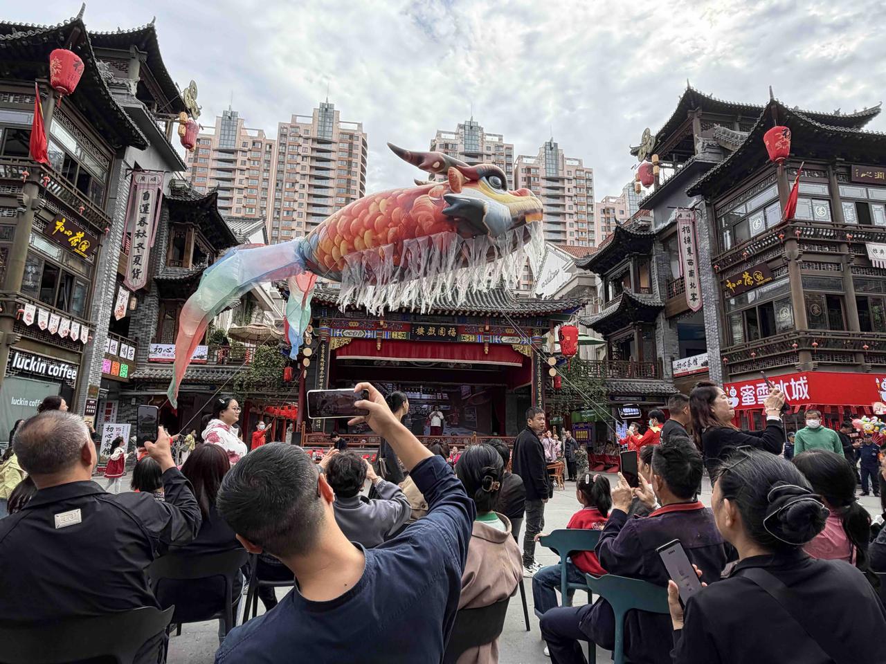 昨天国庆节，我逛咸阳市，中午，专门去了福园巷子。
咸阳市，我去过多次，福园巷子，