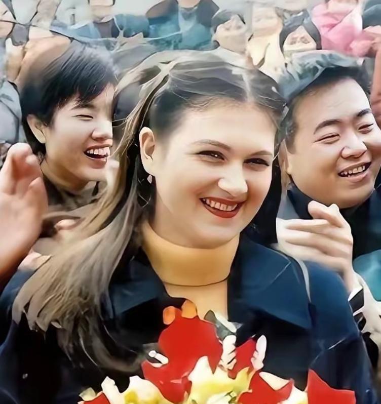 1998年，23岁乌克兰姑娘娜佳远嫁河南穷小伙。婚姻8年，生下3个儿子，全入了乌