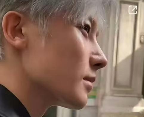 刚刚刷到几张图，这居然是侯明昊吗？[天啊]他鼻子这是怎么了？ 