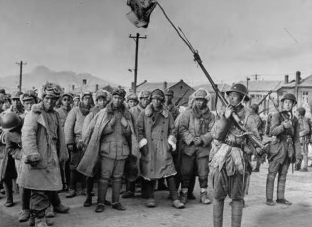 1948年，淮海战役中，华野炊事员挑着包子，误入敌人阵地，可他却不慌，还高声大喊