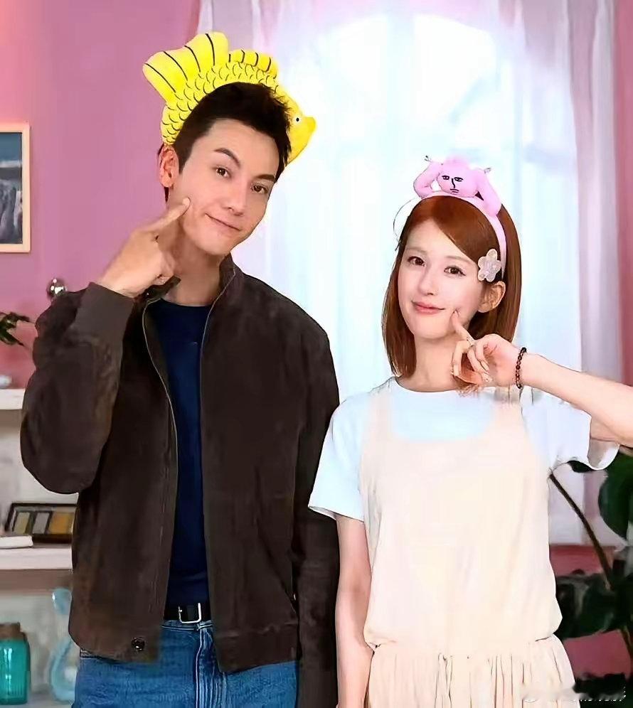 演员直播带货，本就是个尴尬的现实。他们被动配合的“商业表演”，到底谁在享受？这次