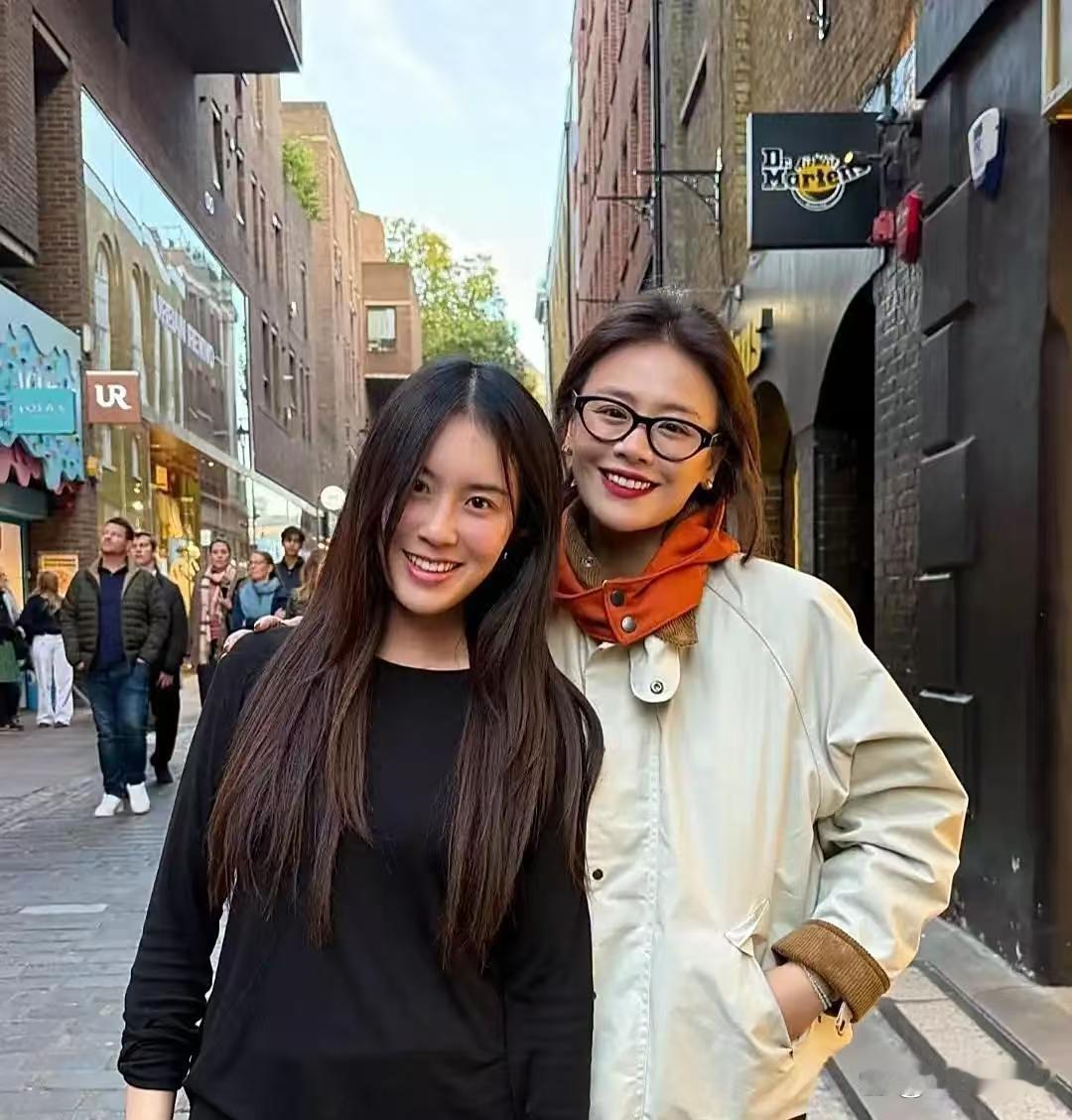 37岁马思纯在英国伦敦街头被偶遇，她的身材很瘦，打扮真好看。她的小姨蒋雯丽定居英