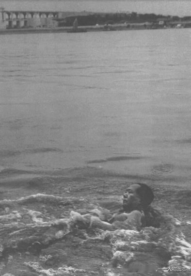 毛泽东万里长江横渡。