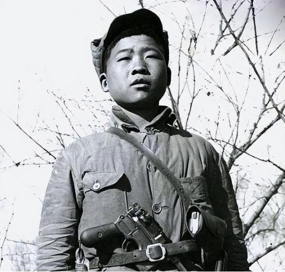 1942年，16岁的八路军小战士宋双来，在送信回去途中，遭遇了日伪军的骑兵。情急