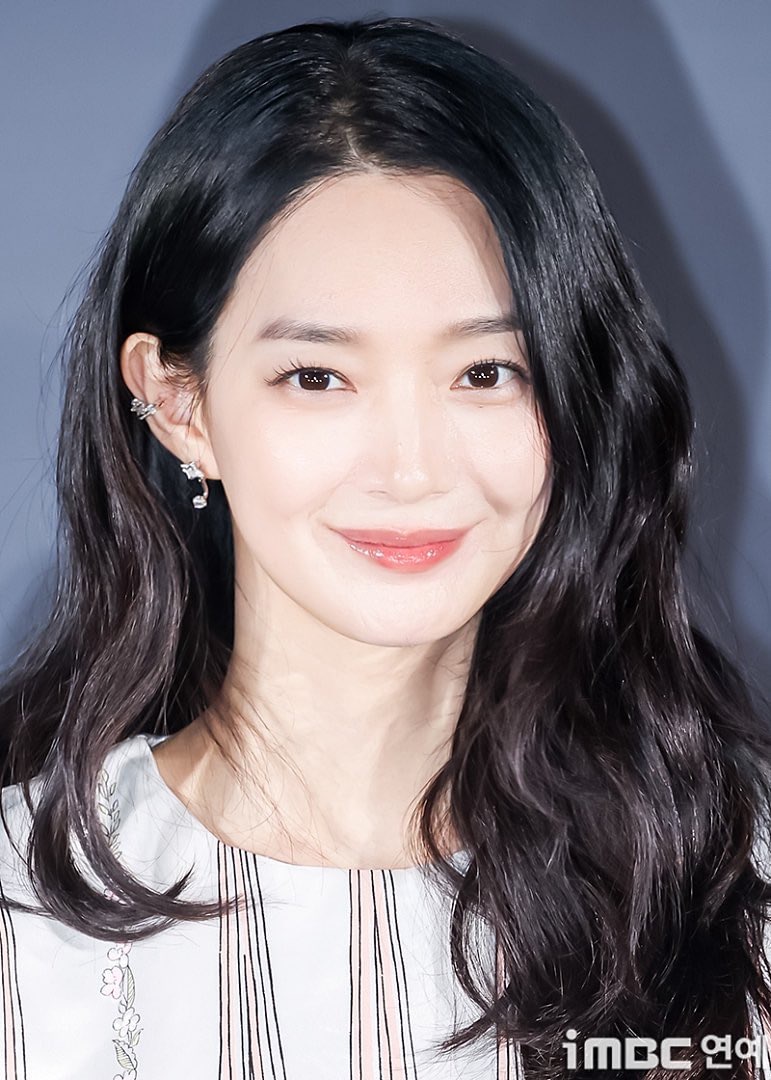 这位姐也不会老似的，16年前演九尾狐就这个样子 
