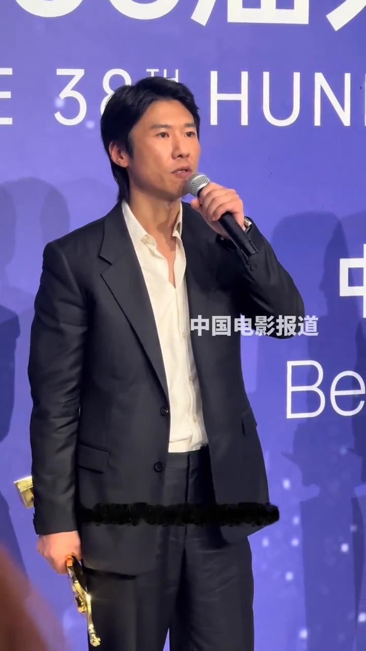 王骁得奖，母亲王馥荔喜极而泣。
王骁母亲王馥荔：没来得及(和妈妈王馥荔)说什么，