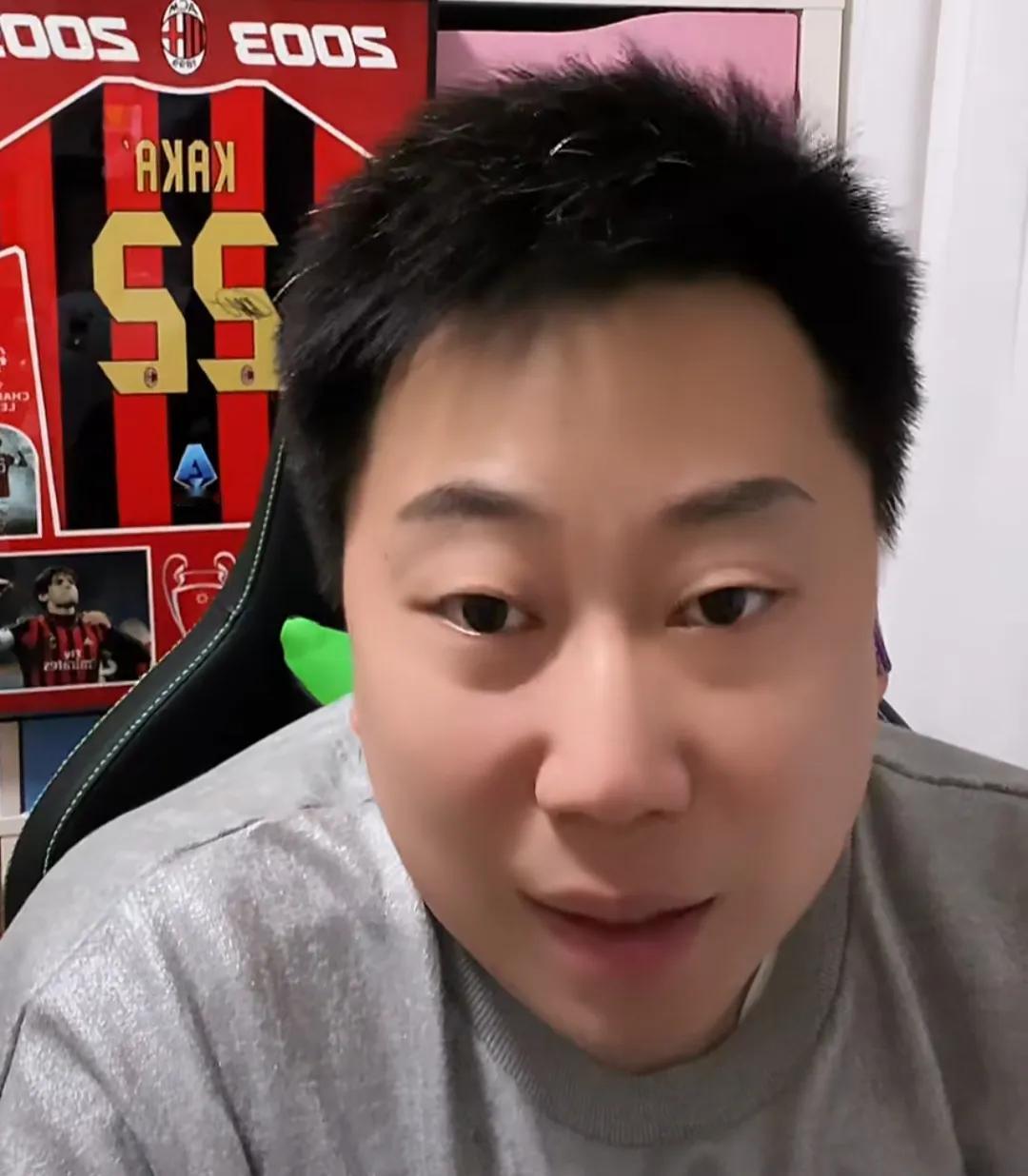 媒体人李宝库直言，辽宁铁人球迷骂主教练李金羽就是忘恩负义。
他在直播时表示，辽宁