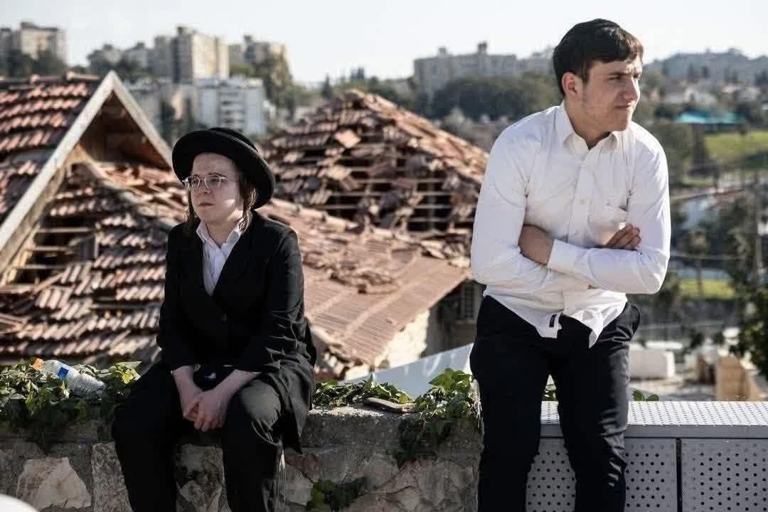 图片描绘了以色列平民的苦难和破坏——消防泡沫下的烧毁车辆、瓦砾遍地的士兵和居民—