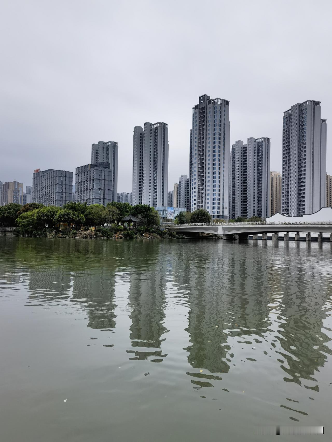 记得小时候有一个同学溺亡，
也是放暑假的日子，
在水库他一个猛子扎下去，
再也没