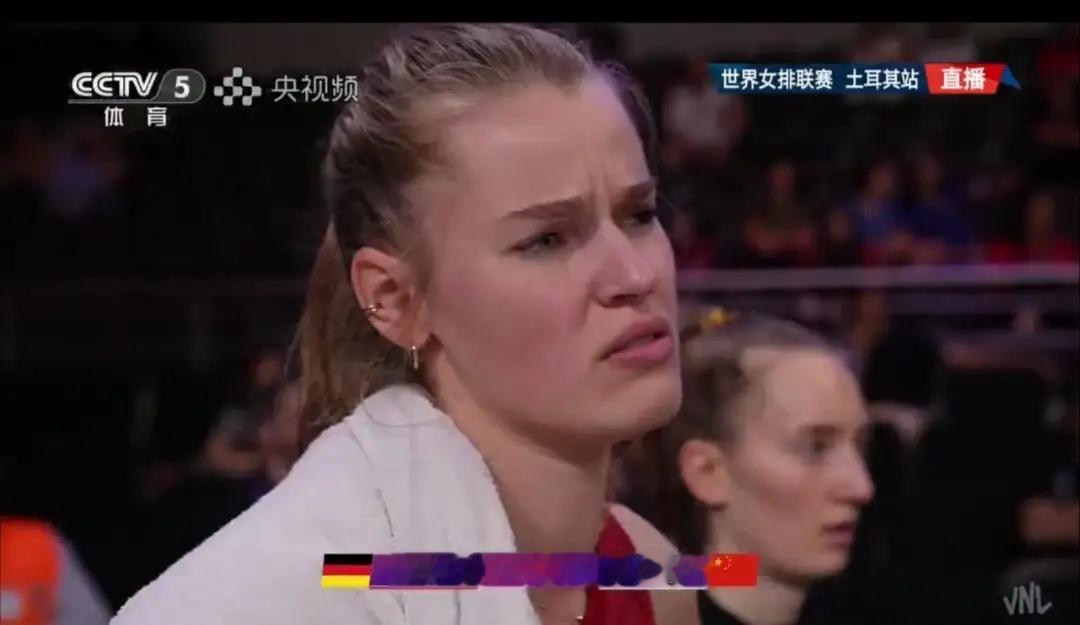 德国女排队长维策尔表情，无可奈何花落去！


德国女排队长21号卡米拉•维策尔，
