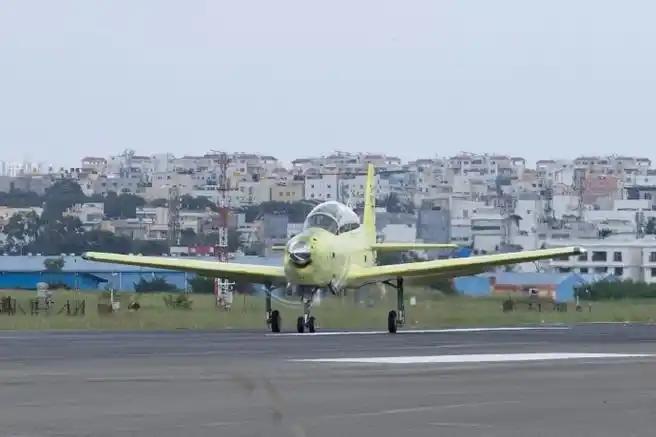 “印度航空终于赢了！”9月20日，印度斯坦航空公司向空军移交了首批3架HTT-4