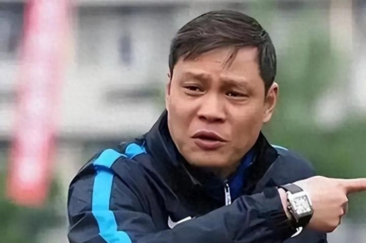 央视都下场点赞了，范大将军拍桌护犊子，没想到王晓龙死掐董路死穴
 
最近，央视体