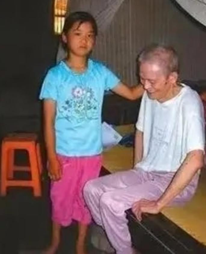 1993年，新婚夜，瘫痪新娘被丈夫抱上炕，谁知，到了半夜，她猛地惊醒，原来是听到