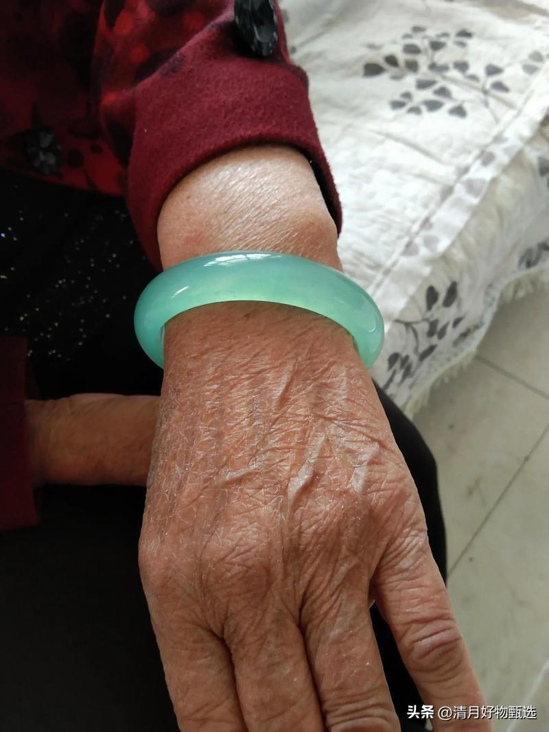女子晒奶奶戴30年玉镯，奇特现象引热议，专家揭开真相。

一块看似普通的玉镯，竟