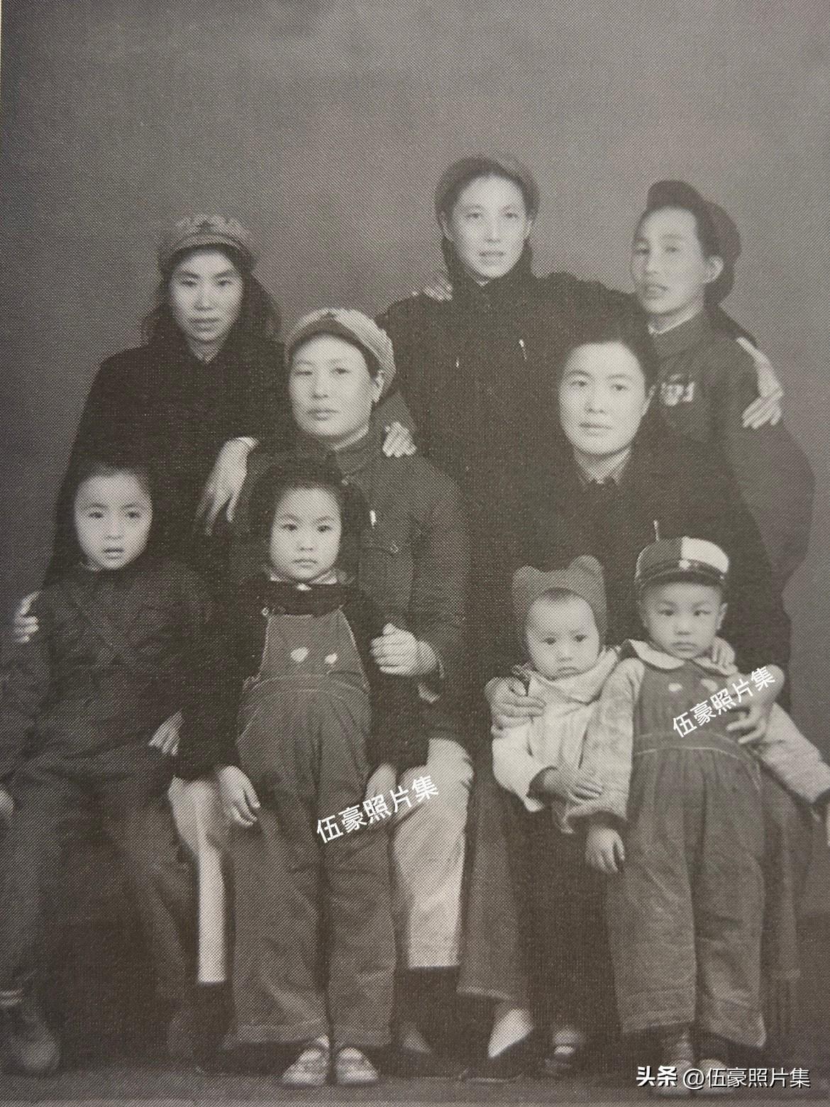 1951年，5位长征女红军老战友与孩子们在南京合影。后排：右一伍兰英、左一张静；