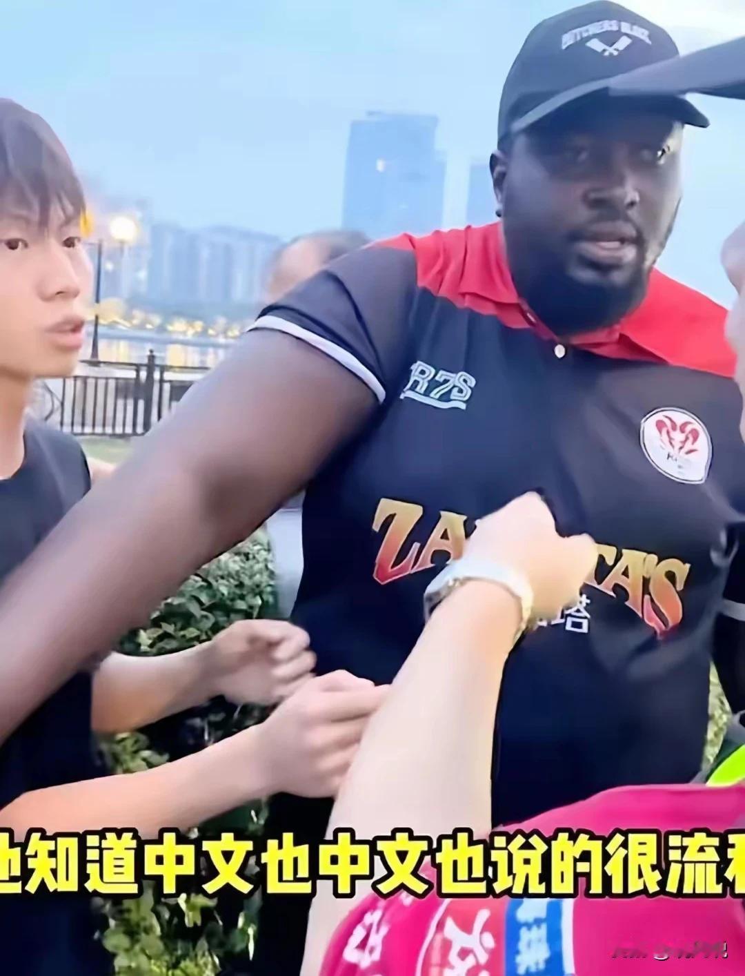 在中国的地盘上黑人为何还敢挑衅中国人？
5月13日晚上，广州街头，一名黑人挑衅中