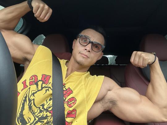 这角度确实显大