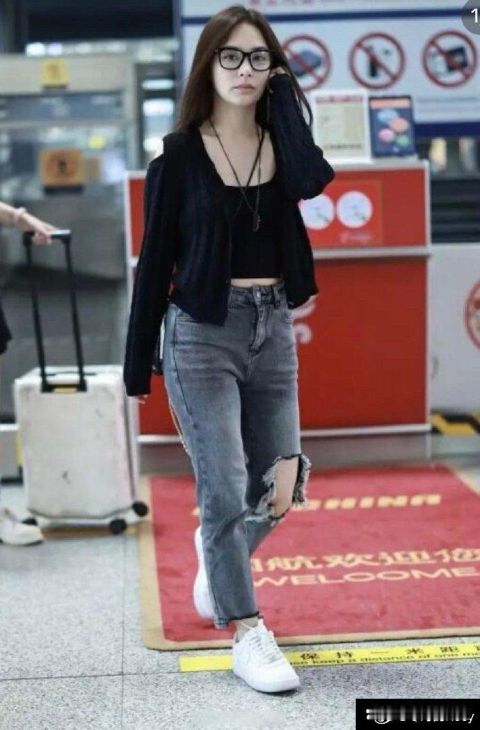 阿娇的美丽和身材都令人惊叹，即使再长高5厘米，她也会从可爱的小美女变成迷人的大美