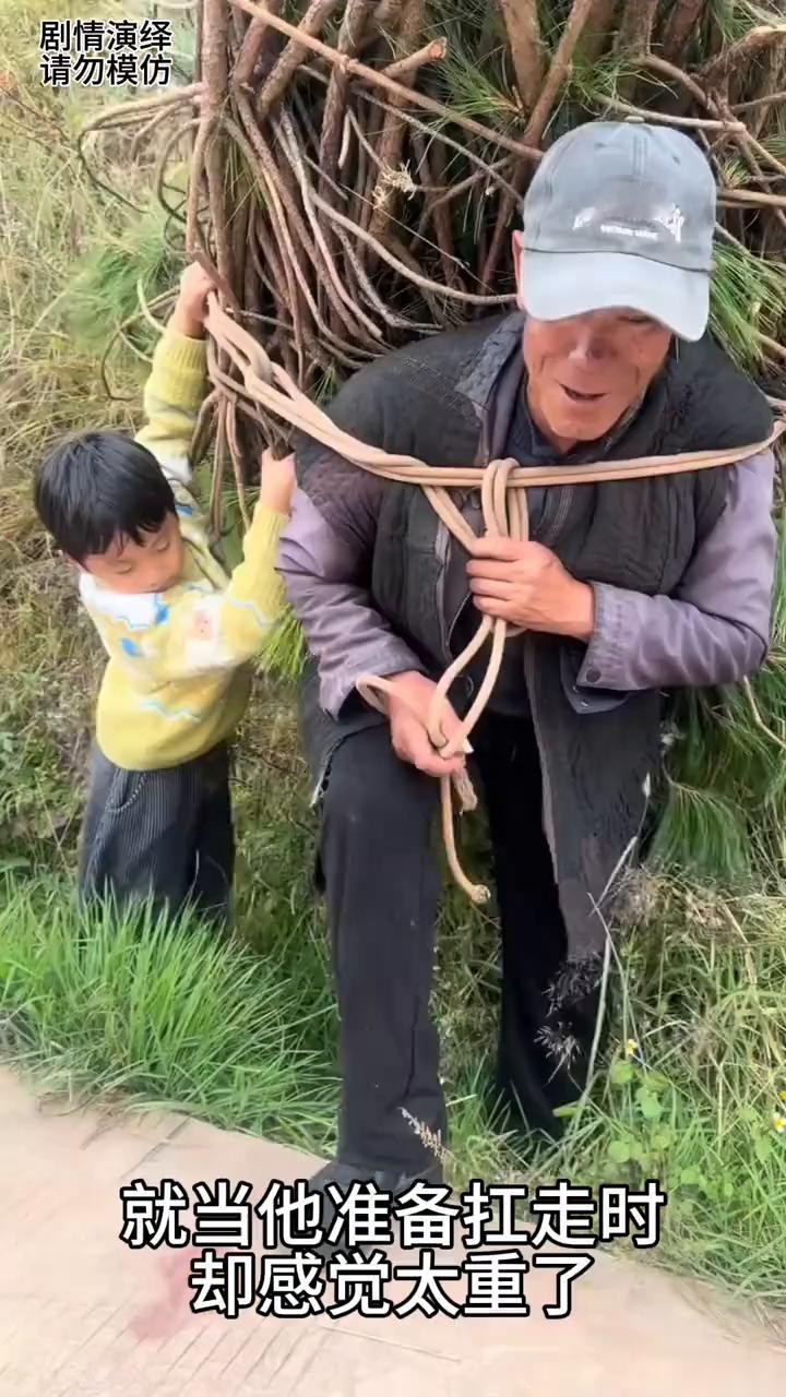 老人砍的柴火太多扛不动，下一秒路过男孩的举动太善良了。
老人上山砍了一大堆柴火，