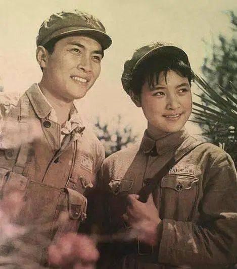 为什么明星夫妻走到最后的那么少？
普通人两口子凑一起，朝九晚五下班能凑一块吃个饭