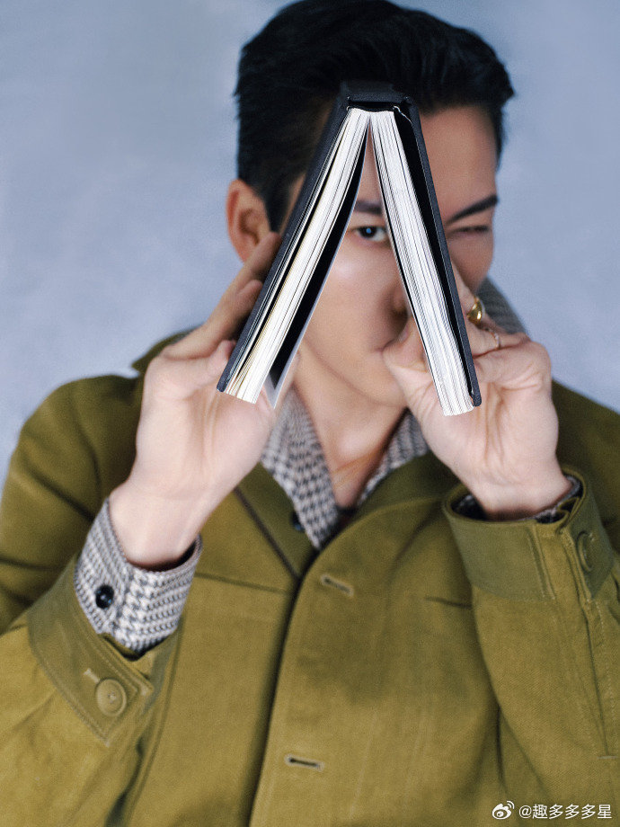 陈伟霆扫射了每个镜头陈伟霆红毯全程气场在线，每个镜头都照顾到位，老钱风气质拉满，