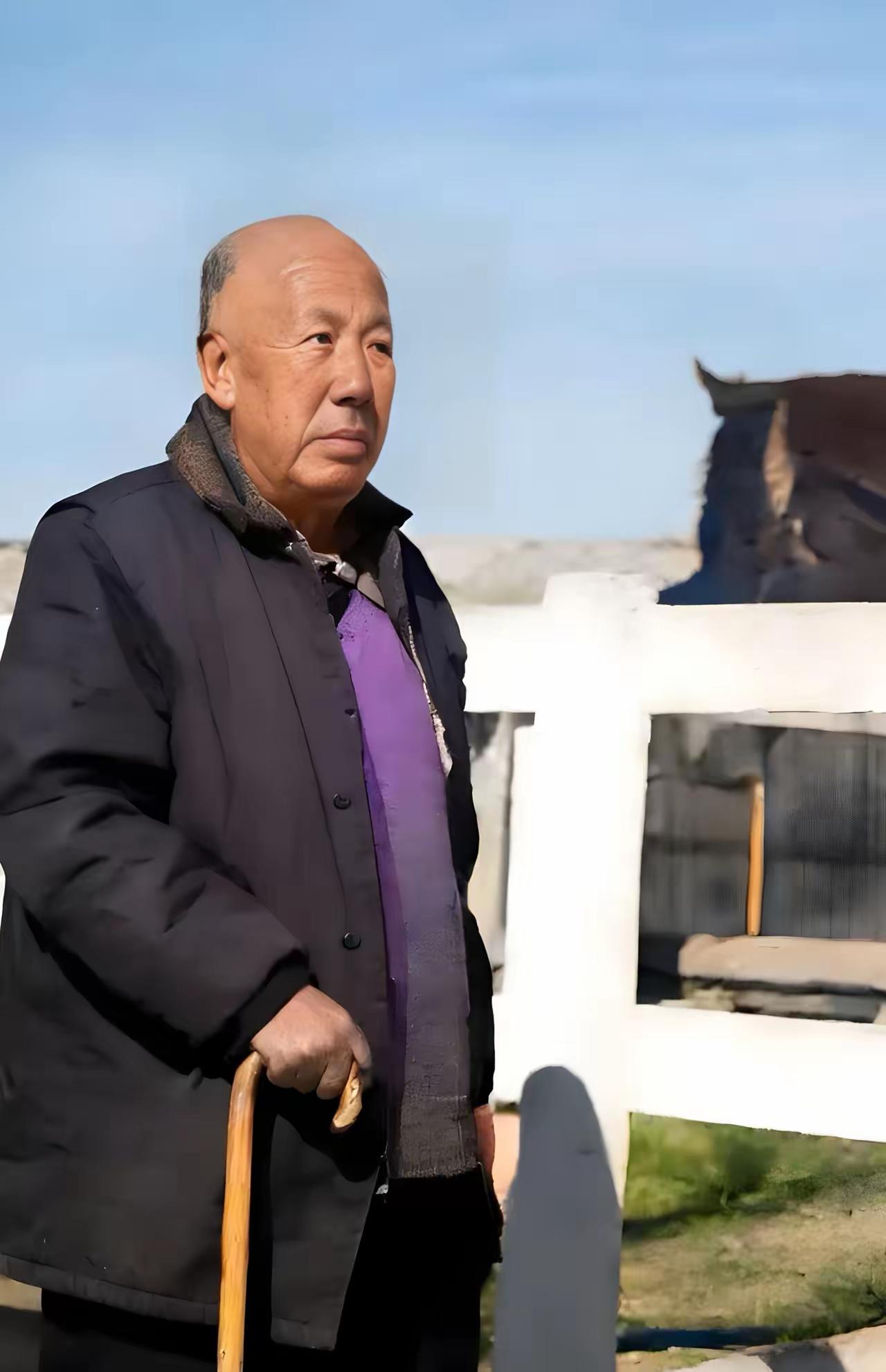 60年代，晚年的马鸿逵在美国农场散步时的一张留影，照片中他已经老态龙钟，手拄拐杖