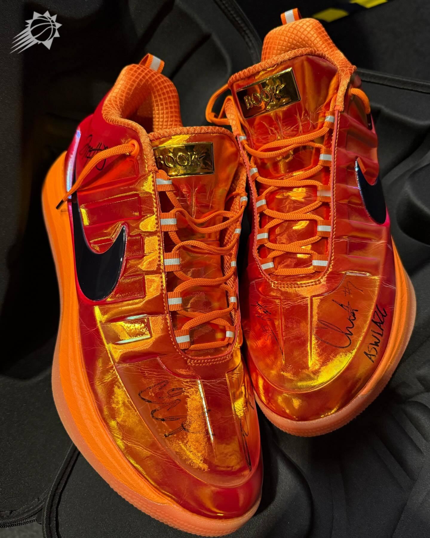 这双布克二代来头不小‼️全明星赛夺冠后，布克让队友们都在球鞋上签了名 ✍️菲尼克