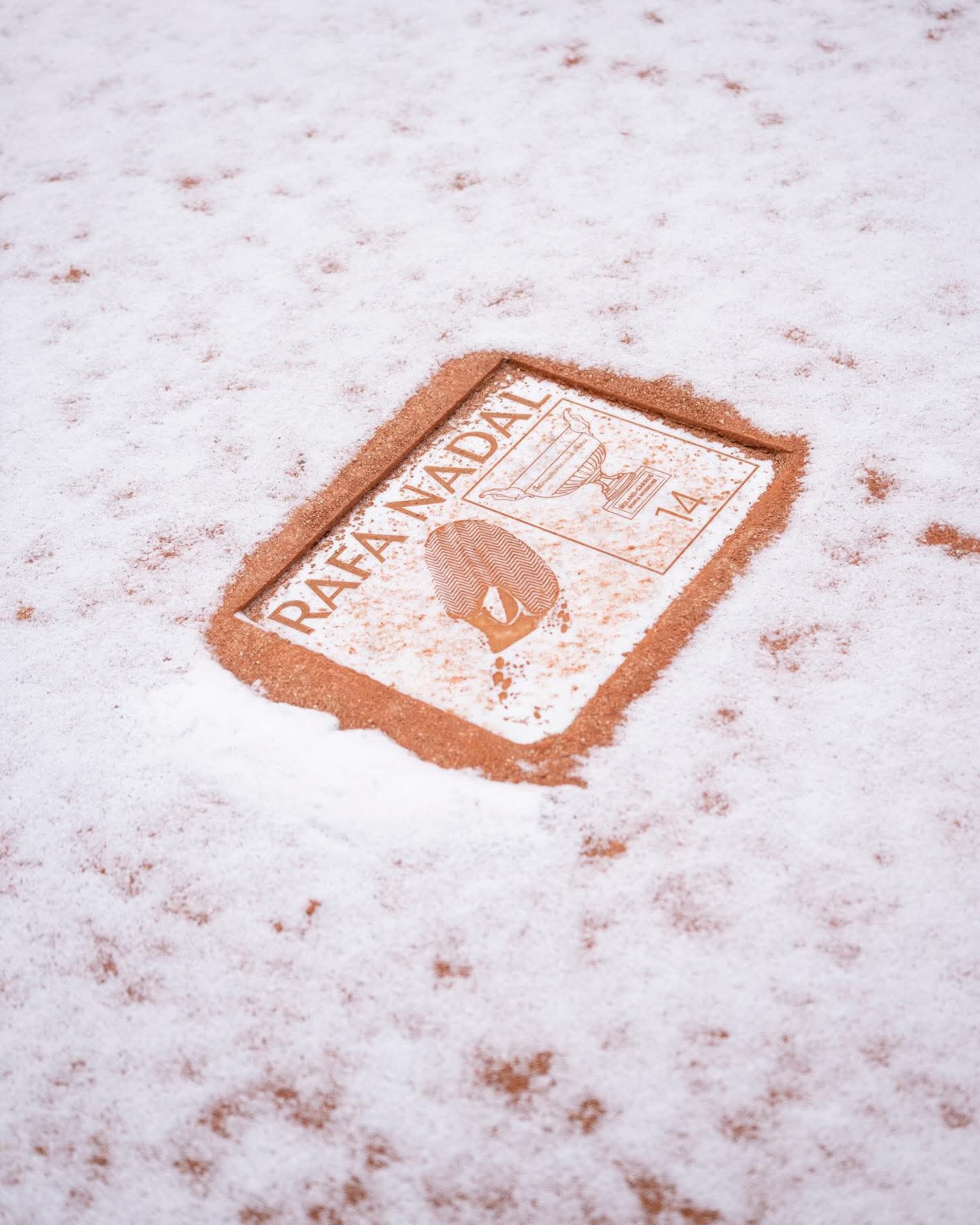 罗兰加洛斯雪后的纳达尔脚印，别有一番独特的浪漫氛围❤️Vamos Rafa