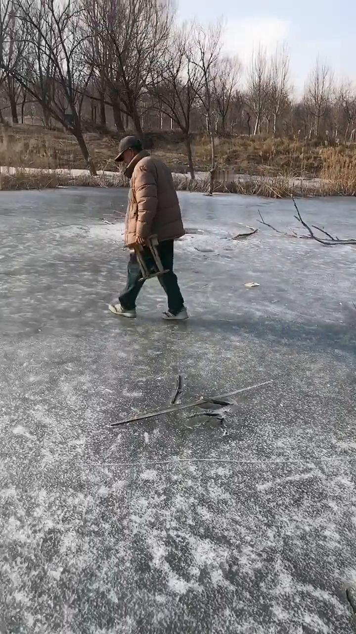 一起来晒太阳吧。好大的太阳，一起来晒太阳吧。