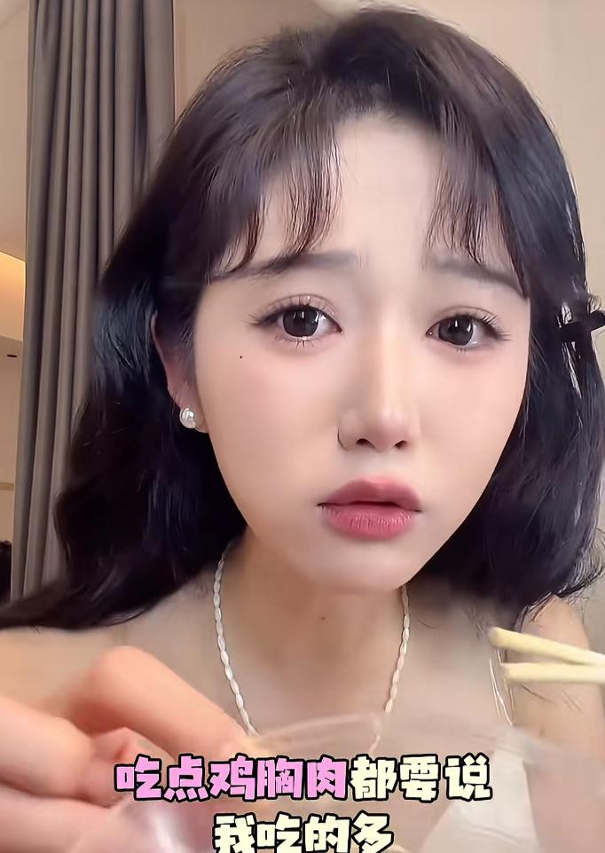 演员岳雨婷在拍摄间隙开启直播，镜头里的她坐在工作车内，对着午餐里的鸡腿慢慢进食，