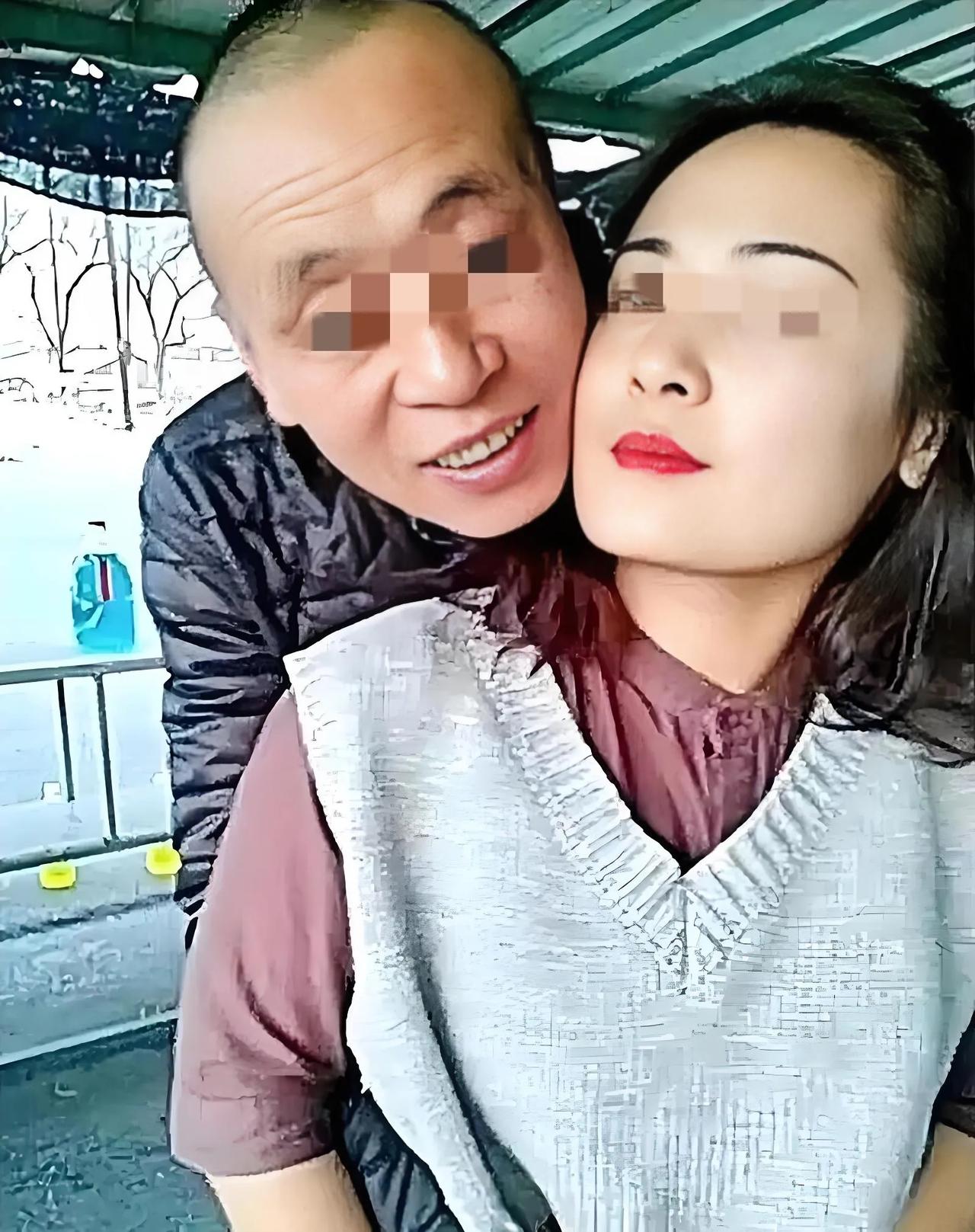 湖北，一老汉联系上附近的一名女技师，随后便达成了500元开房的交易，随后，老汉骑
