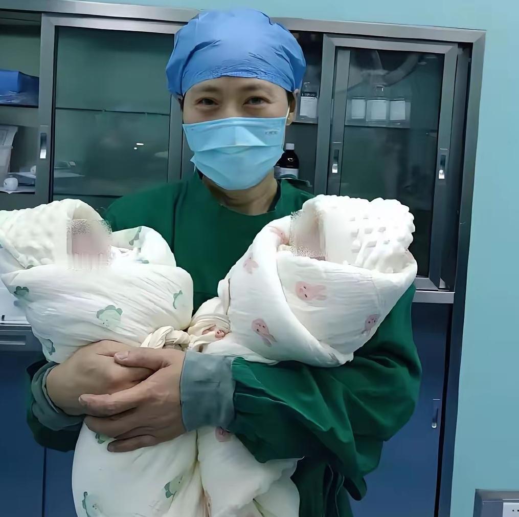 产房外刚等了半小时的准爸爸，听见医生报娃名直接愣在原地！
之前小两口在待产房里凑