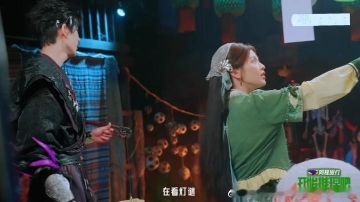 杨超越一天两个综艺杨超越综艺好多 她最近综艺含量是不是有点高，厨综吃嗨了开推又来