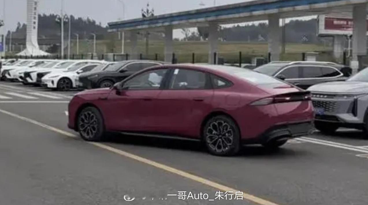 近日，全新奇瑞风云A9的实车在街头亮相，新车定位为中大型的轿车车，它采用了奇瑞风