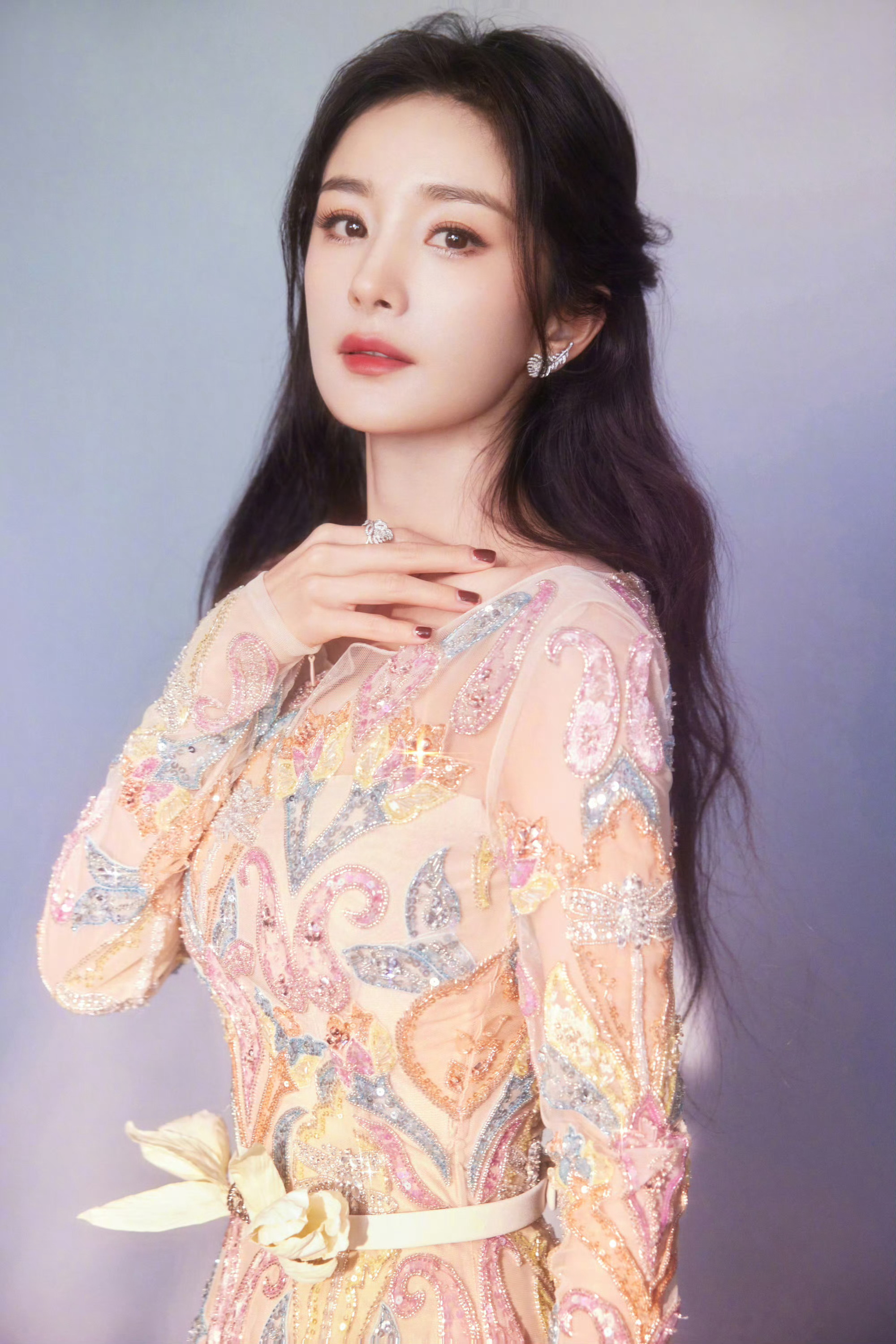 杨幂上身的三套Georges Hobeika 2023秋冬高定，都是华丽刺绣礼服