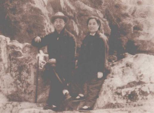 1950年，徐向前和夫人黄杰在青岛。
新中国成立，徐向前担任总参谋长，因病无法履